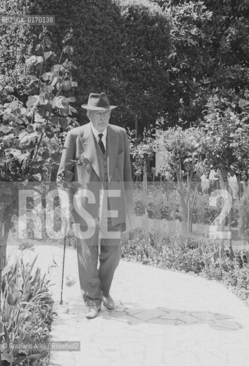POLITICA / IL PRIMO MINISTRO INGLESE HAROLD MACMILLAN (GB) CON BASTONE E CAPPELLO / GIARDINO, ALBERI /1973 - © ARCHIVIO Graziano Arici/Rosebud2 