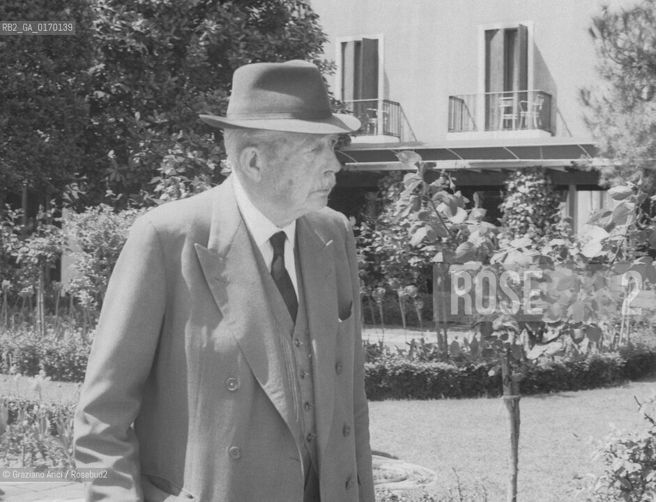 POLITICA / IL PRIMO MINISTRO INGLESE HAROLD MACMILLAN (GB) CON CAPPELLO / GIARDINO /1973 - © ARCHIVIO Graziano Arici/Rosebud2 
