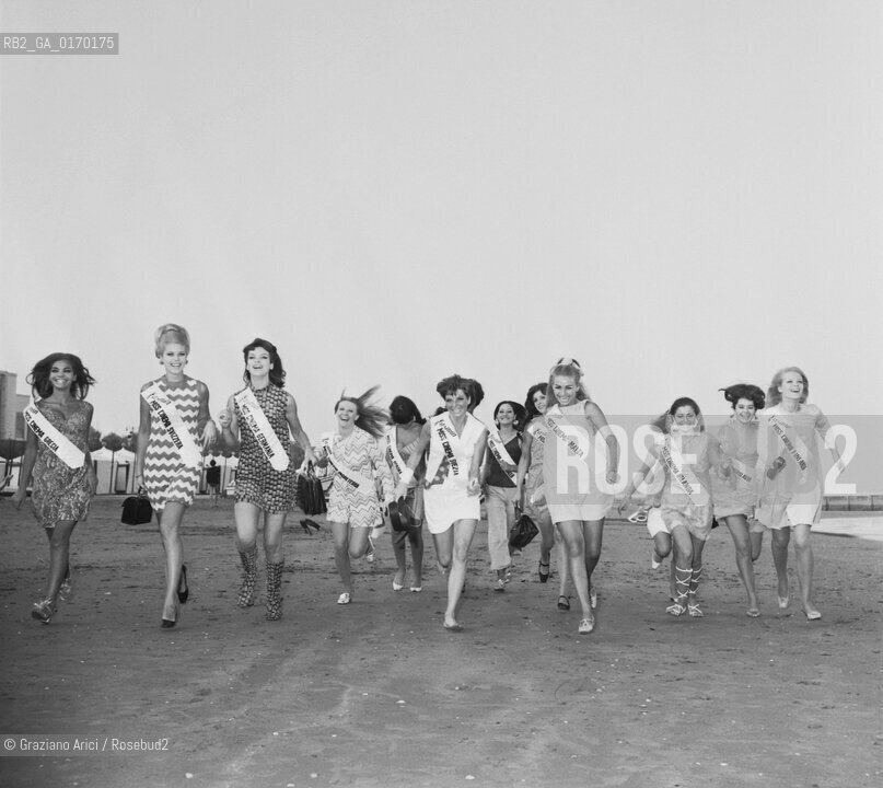 CONCORSO MISS CINEMA / LE ASPIRANTI MENTRE CORRONO SULLA SPIAGGIA DEL LIDO / MOSTRA INTERNAZIONALE DARTE CINEMATOGRAFICA, BIENNALE1967 - © ARCHIVIO Graziano Arici/Rosebud2 