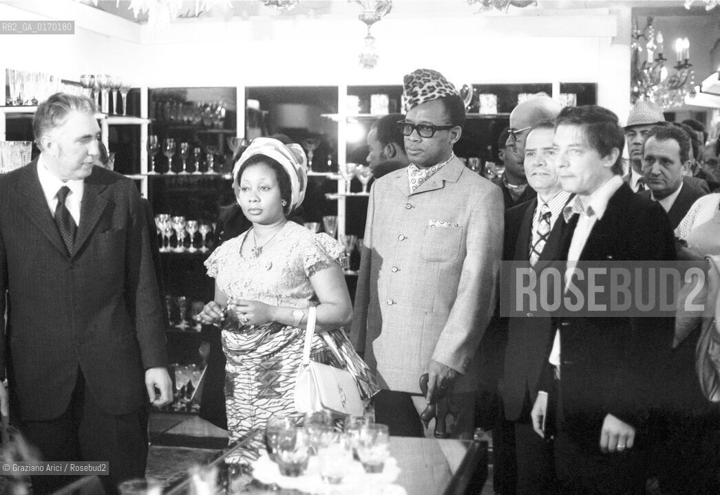 POLITICA / IL PRESIDENTE DELLO ZAIRE MOBUTU SESE SEKO  CON LA MOGLIE IN VISITA A VENEZIA / VETRERIA / 1973 - © ARCHIVIO Graziano Arici/Rosebud2 