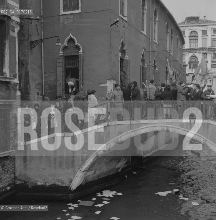 POLITICA CONTESTAZIONE PROTESTA MOVIMENTI SINISTRA EXTRAPARLAMENTARE / ASSALTO E DISTRUZIONE SEDE MSI DI VENEZIA / ANTIFASCISMO STRISCIONI, CARTELLI, SCRITTE, STUDENTI / 1971 - © ARCHIVIO Graziano Arici/Rosebud2 