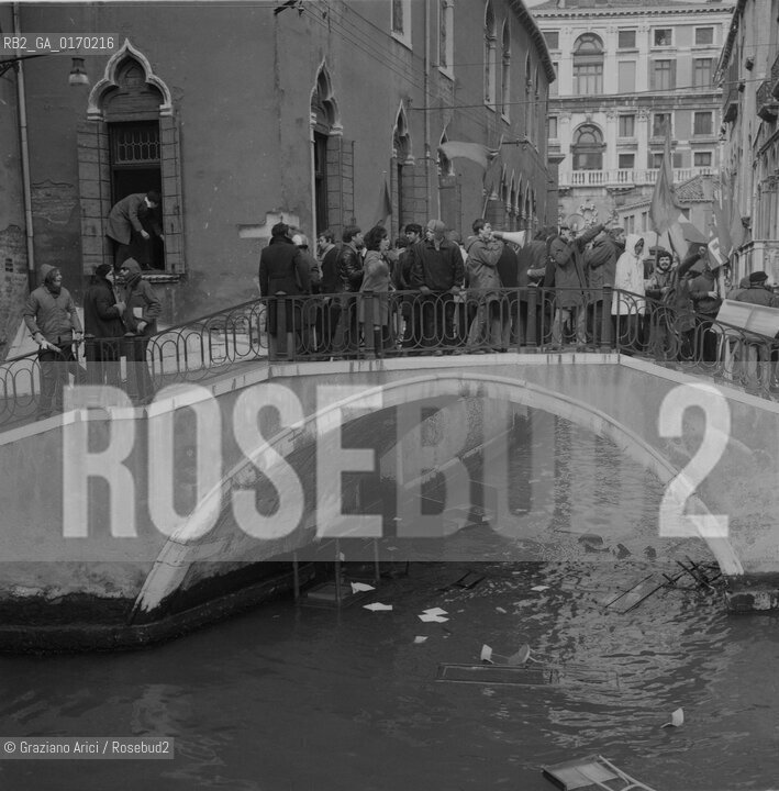 POLITICA CONTESTAZIONE PROTESTA MOVIMENTI SINISTRA EXTRAPARLAMENTARE / ASSALTO E DISTRUZIONE SEDE MSI DI VENEZIA / ANTIFASCISMO STRISCIONI, CARTELLI, SCRITTE, STUDENTI / 1971 - © ARCHIVIO Graziano Arici/Rosebud2 