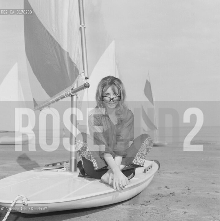 CINEMA / LATTRICE BULLE OGIER (FRANCIA) AL LIDO IN SPIAGGIA / CON OCCHIALI / VELE SURF / FILM PAULINA SEN VA / MOSTRA INTERNAZIONALE DARTE CINEMATOGRAFICA, BIENNALE 1969 - © ARCHIVIO Graziano Arici/Rosebud2 .