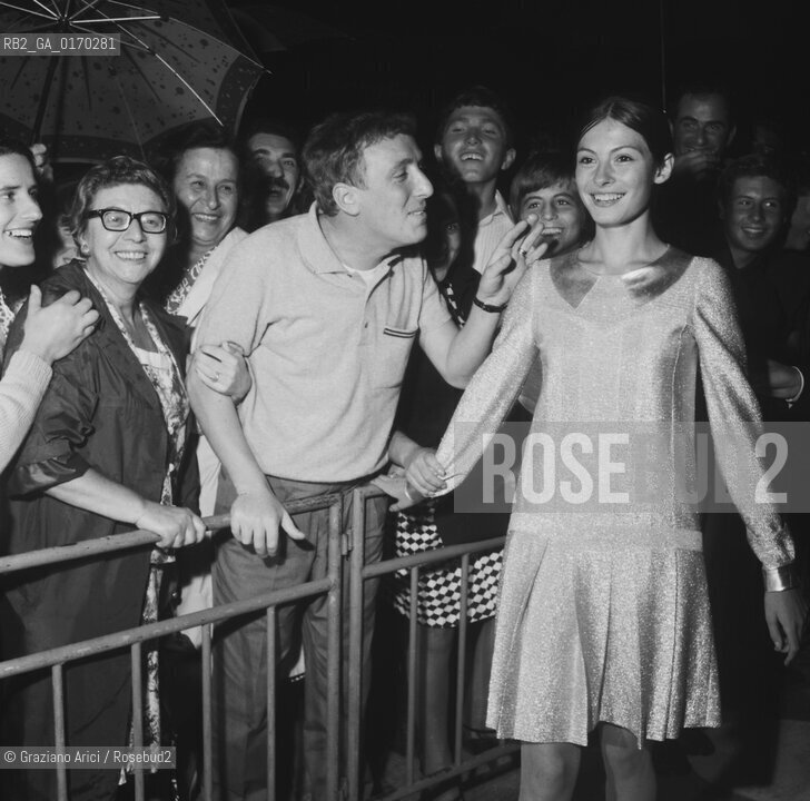 CINEMA / LATTRICE SONIA PETROVNA CON UN GRUPPO DI FANS / MOSTRA INTERNAZIONALE DARTE CINEMATOGRAFICA, BIENNALE 1966 - © ARCHIVIO Graziano Arici/Rosebud2 