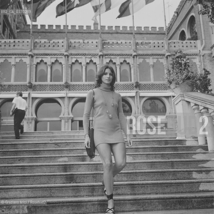 CINEMA TEATRO TELEVISIONE / LATTRICE PAOLA PITAGORA (ITALIA) MENTRE SCENDE DALLA SCALINATA DELLHOTEL EXCELSIOR / MOSTRA INTERNAZIONALE DARTE CINEMATOGRAFICA, BIENNALE 1970 - © ARCHIVIO Graziano Arici/Rosebud2 
