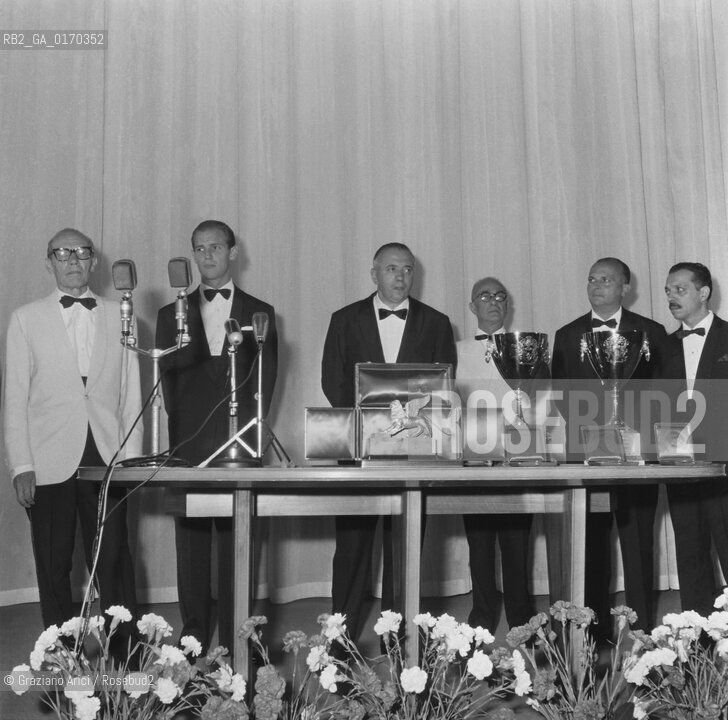 CINEMA / IL MINISTRO CORONA, IL DIRETTORE DELLA MOSTRA LUIGI CHIARINI E IL PRESIDENTE DELLA BIENNALE MARIO MARCAZZAN DURANTE LA CERIMONIA DI PREMIAZIONE / LEONE DORO, COPPA VOLPI, MICROFONI / MOSTRA INTERNAZIONALE DARTE CINEMATOGRAFICA 1966 - © ARCHIVIO Graziano Arici/Rosebud2 