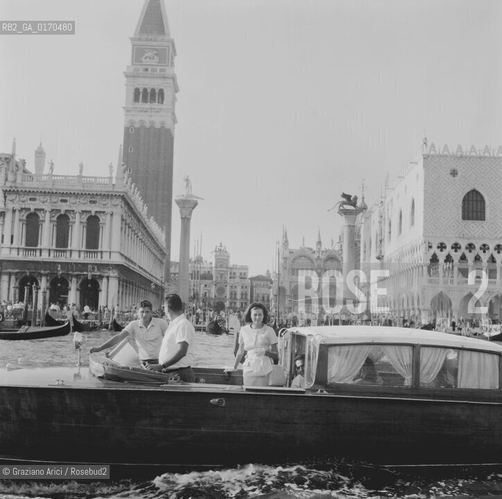 CINEMA / LATTRICE SORAYA ESFANDIARI BAKHTIARI EX IMPERATRICE DELLIRAN A VENEZIA IN MOTOSCAFO / 1964 - © ARCHIVIO Graziano Arici/Rosebud2 