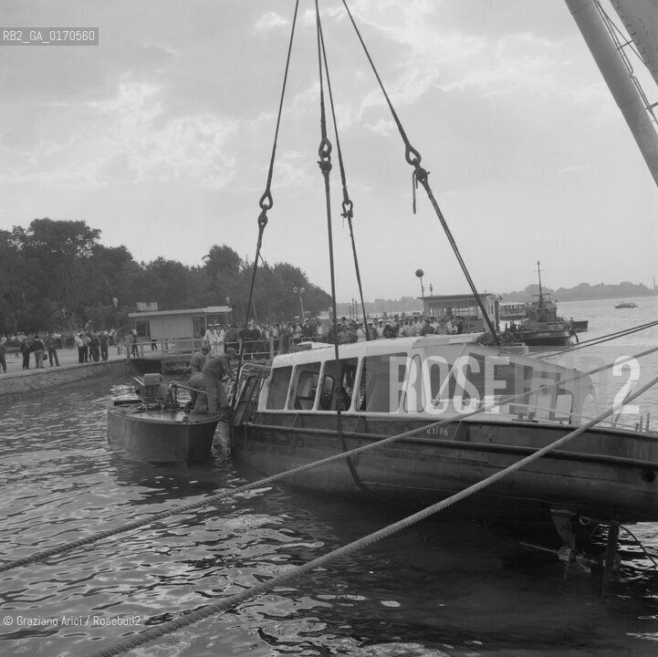 VENEZIA CASTELLO / TROMBA DARIA A S.ELENA / MOTOSCAFO MORTI VAPORETTO ACNIL ACTV /11/9/1970 E GIORNI SEGUENTI - © ARCHIVIO Graziano Arici/Rosebud2 