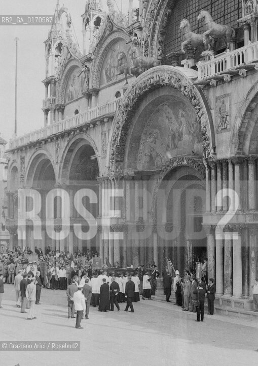 RELIGIONE / IL CORTEO FUNEBRE PER IL PATRIARCA DI VENEZIA CARDINALE GIOVANNI URBANI (ITALIA) A VENEZIA / FACCIATA DELLA BASILICA DI SAN MARCO / BARA, PUBBLICO / 1969 - © ARCHIVIO Graziano Arici/Rosebud2 
