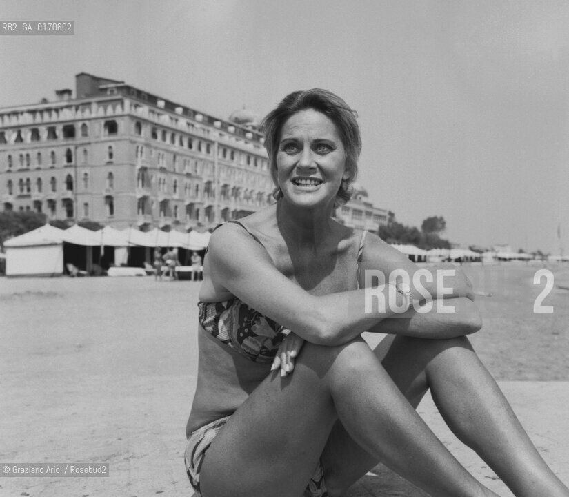CINEMA / LATTRICE ALIDA VALLI (ITALIA) IN SPIAGGIA IN BIKINI / BARCA A VELA, HOTEL EXCELSIOR / FILM LA STRATEGIA DEL RAGNO / MOSTRA INTERNAZIONALE DARTE CINEMATOGRAFICA, BIENNALE 1970 - © ARCHIVIO Graziano Arici/Rosebud2 