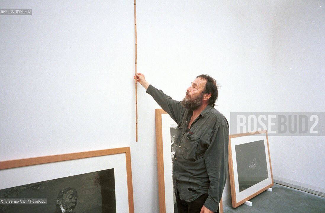 49¡ ESPOSIZIONE INTERNAZIONALE DARTE-  LA BIENNALE DARTE : THE DIRECTOR HARALD SZEEMANN IN THE ITALIAN PAVILLON  - 2001 @ Graziano Arici/Rosebud2 / ARTE / CRITICO
