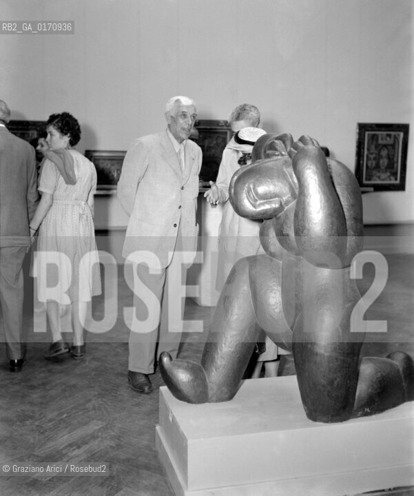THE PAINTER GEORGES BRAQUE AND HIS WIFE WITH RODOLFO PALLUCCHINI, ART HISTORIAN AT 24 ART BIENNALE IN VENICE - 1950 © ARCHIVIO Graziano Arici/Rosebud2  / ARTE / PITTORE / STORICO DELLARTE / BIENNALE DARTE / MOGLIE