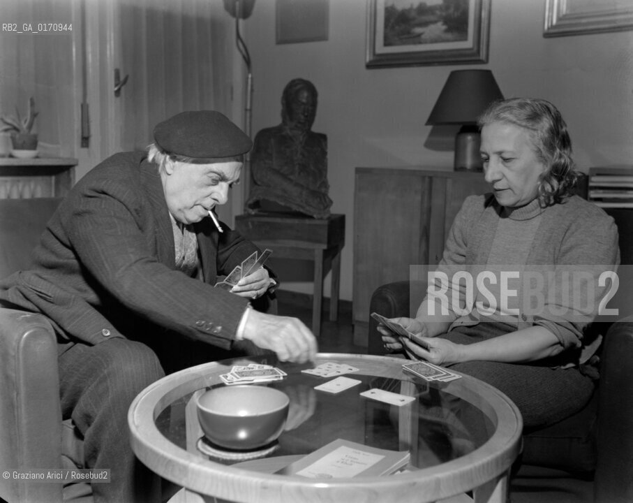 THE PAINTER CARLO CARRA WITH HIS WIFE - MILAN - 1948 © ARCHIVIO Graziano Arici/Rosebud2  / ARTE / PITTORE