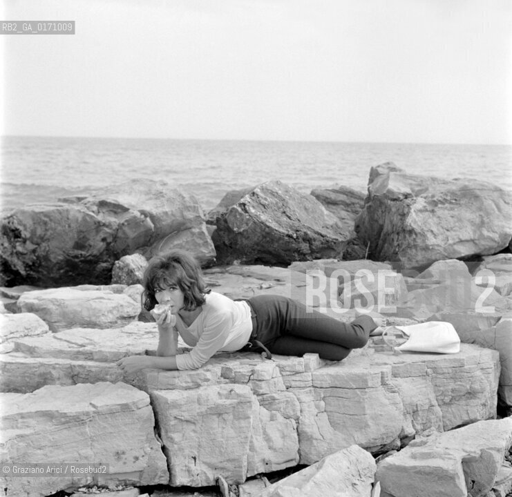 THE SINGER JULIETTE GRECO IN MALAMOCCO (VENICE)  - 196? © ARCHIVIO Graziano Arici/Rosebud2  / CANTANTE / MUSICA / POP ROCK JAZZ