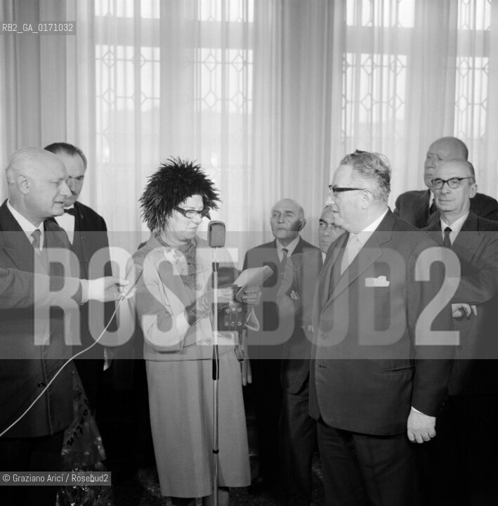 THE ART COLLECTOR PEGGY GUGGENHEIM WITH THE MAYOR OF VENICE FAVARETTO FISCA DURING THE CEREMONY ASSIGNMENT FREEDOM OF A CITY - VENICE - 1962 - © ARCHIVIO Graziano Arici/Rosebud2  / ARTE / COLLEZIONISTA / POLITICA