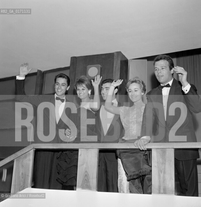 THE ACTRESS CLAUDIA CARDINALE WITH THE ACTORS ANNIE GIRARDOT, RENATO SALVATORI AND ALAIN DELONAND AT INTERNATIONAL FILM FESTIVAL IN VENICE FOR THE MOVIE ROCCO E I SUOI FRATELLI  - 1960 - © ARCHIVIO Graziano Arici/Rosebud2  / ATTORE /  MOSTRA DEL CINEMA /