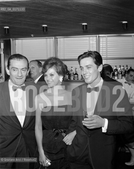 THE ACTRESS CLAUDIA CARDINALE WITH THE ACTOR ALAIN DELON AND THE DIRECTOR LUCHINO VISCONTIAT INTERNATIONAL FILM FESTIVAL IN VENICE FOR THE MOVIE ROCCO E I SUOI FRATELLI  - 1960 - © ARCHIVIO Graziano Arici/Rosebud2  / ATTORE /  MOSTRA DEL CINEMA / REGISTA
