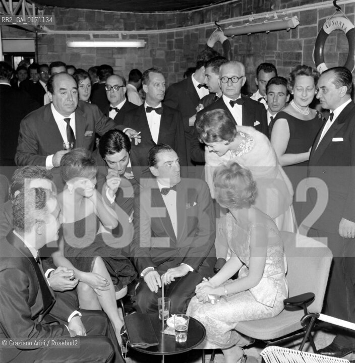 THE ACTRESS CLAUDIA CARDINALE WITH THE ACTORS ANNIE GIRARDOT, RENATO SALVADORIAND ALAIN DELON AND THE DIRECTOR LUCHINO VISCONTI AT INTERNATIONAL FILM FESTIVAL IN VENICE FOR THE MOVIE ROCCO E I SUOI FRATELLI  - 1960 - © ARCHIVIO Graziano Arici/Rosebud2  / ATTORE /  MOSTRA DEL CINEMA / REGISTA