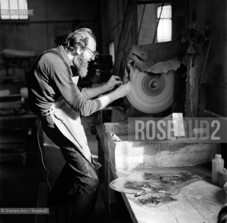 THE PAINTER EMILIO VEDOVA IN VENICE (WORKING IN MURANO GLASS FACTORY FOR THE MONTREAL EXPO) - 1966 © ARCHIVIO Graziano Arici/Rosebud2  /ARTE / PITTORE