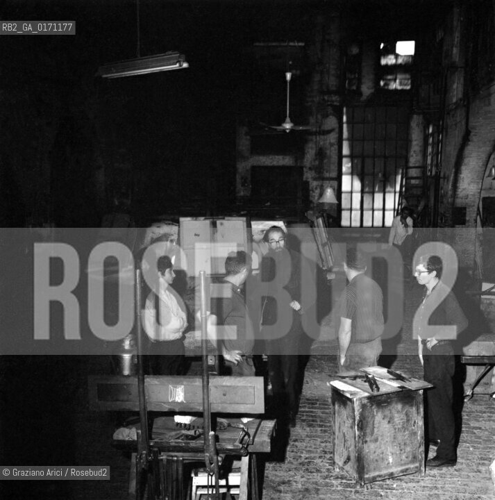 THE PAINTER EMILIO VEDOVA IN VENICE (WORKING IN MURANO GLASS FACTORY FOR THE MONTREAL EXPO) - 1966 © ARCHIVIO Graziano Arici/Rosebud2  /ARTE / PITTORE