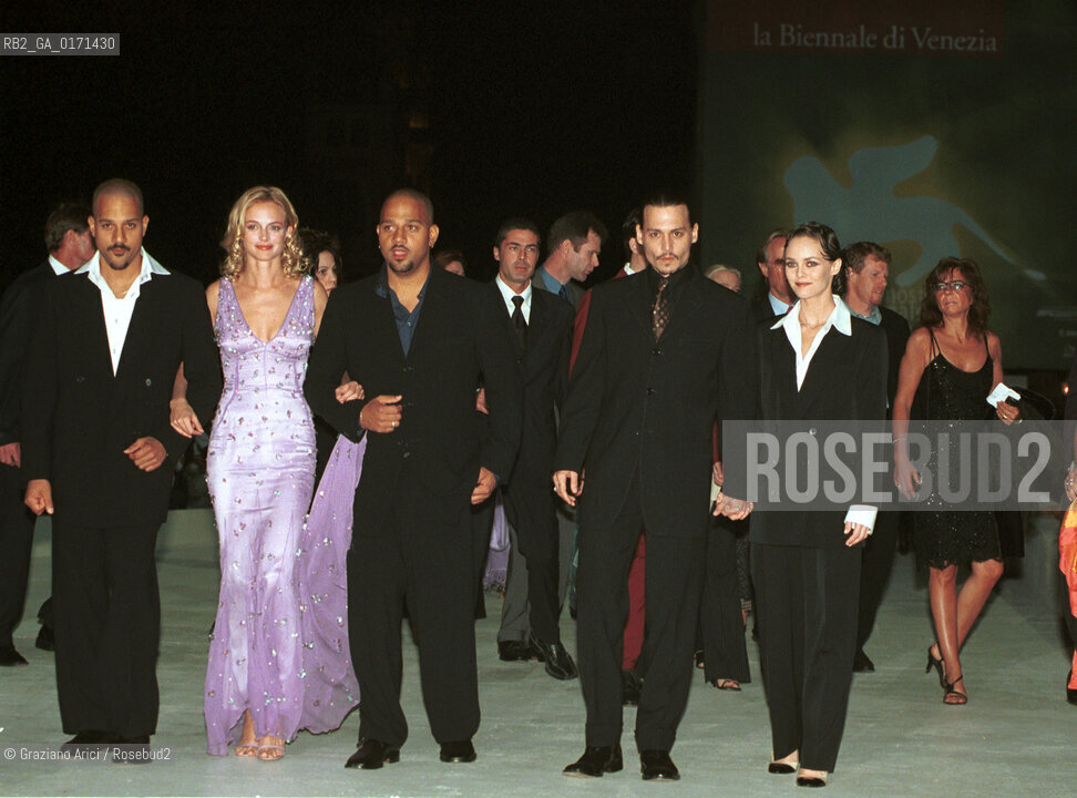 08/09 - VENICE - 58.INTERNATIONAL FILM FESTIVAL - FROM HELL - THE ACTOR JOHNNY DEPP WITH THE CAST OF THE FILM AND WITH HIS WIFE VANESSA PARADIS  - Graziano Arici/Rosebud2