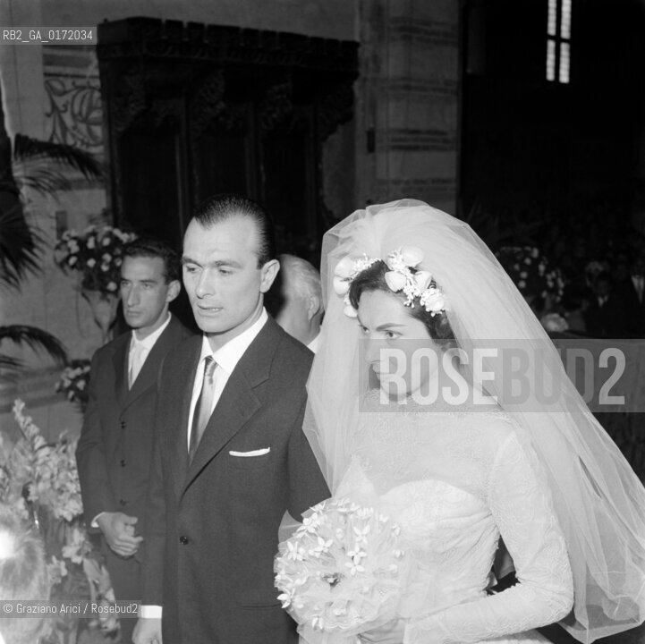 THE OPERA SINGER ROSANNA CARTERI WITH HER HUSBAND ALDO GROSOLI ON THER WEDDING DAY - VERONA - 1959 © ARCHIVIO Graziano Arici/Rosebud2  / MUSICA / CANTANTE LIRICO / MATRIMONIO