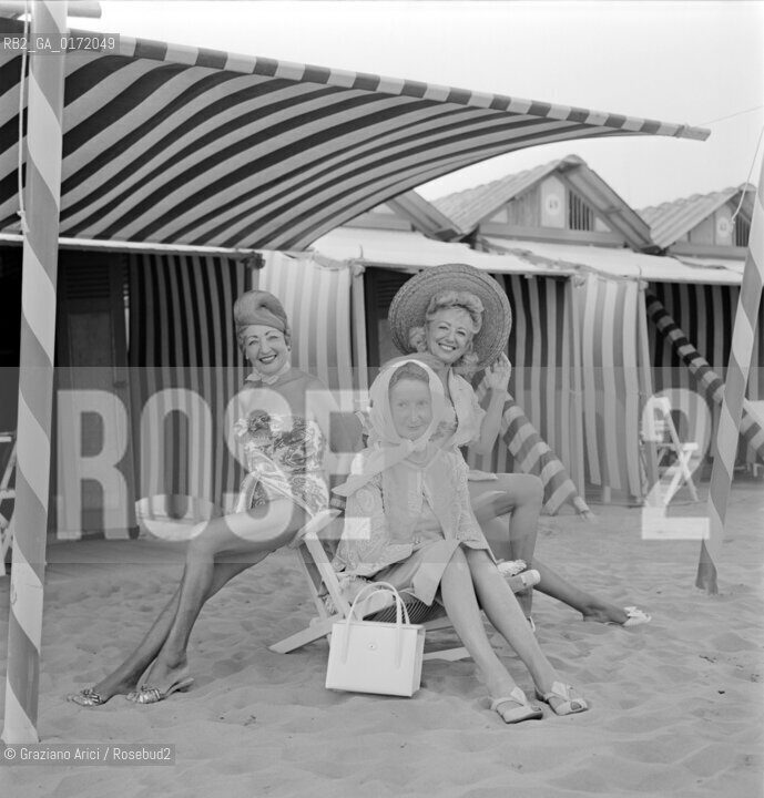 THE CASELLATI SISTERS AT VENICE LIDO BEACH - 1962 - © ARCHIVIO Graziano Arici/Rosebud2  / NOBILTA / SPIAGGIA
