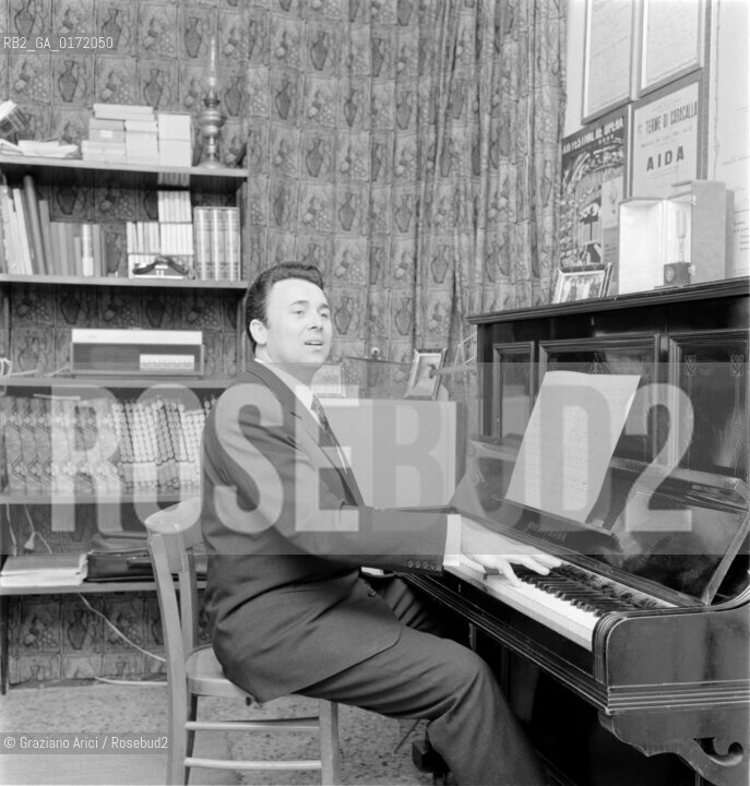 THE OPERA SINGER GIANFRANCO CECCHELE AT HIS HOME IN GALLIERA VENETA - 196? - © ARCHIVIO Graziano Arici/Rosebud2  / CANTANTE LIRICO / MUSICA