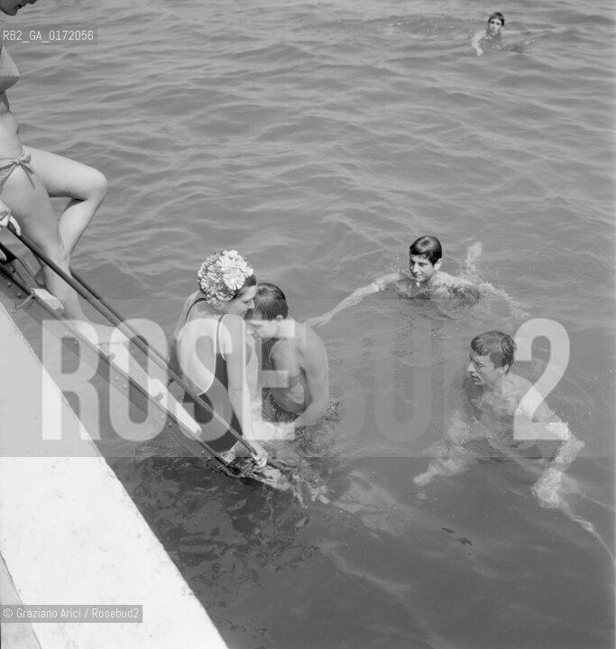 THE POP SINGER ADRIANO CELENTANO WITH HIS WIFE CLAUDIA MORI AT VENICE LIDO BEACH - 1962 - © ARCHIVIO Graziano Arici/Rosebud2  / MUSICA POP / CANTANTE / SPIAGGIA