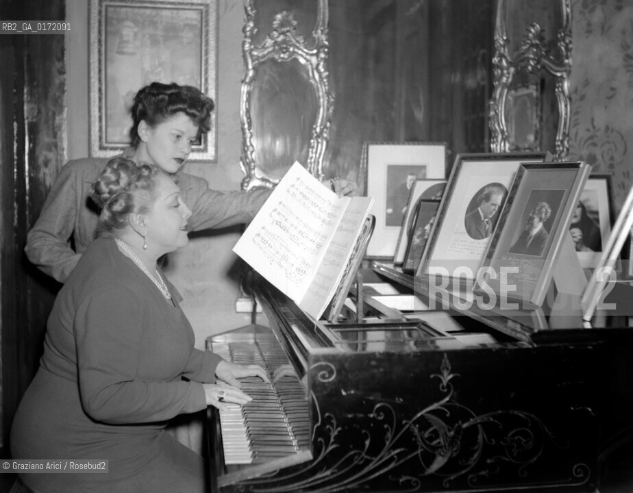 THE OPERA SINGER TOTI DAL MONTE WITH HER DOUGHTER MARIA - VENICE - 1948 © ARCHIVIO Graziano Arici/Rosebud2  / MUSICA/ CANTANTE LIRICO
