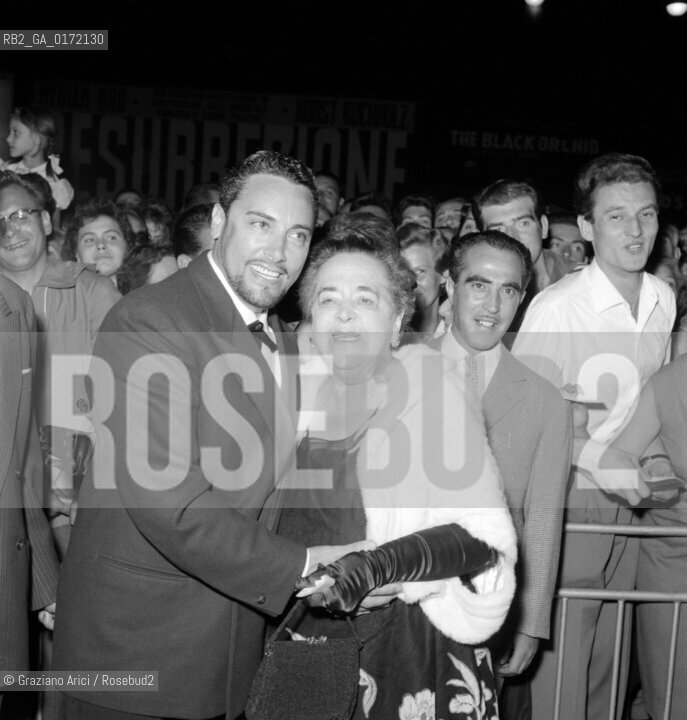 THE OPERA SINGER MARIO DEL MONACO WITH THE JOURNALIST ELSA MAXWELL AT THE XIX INTERNATIONAL FILM FESTIVAL  - VENICE - 1958 - ©Graziano Arici/Rosebud2 / CANTANTE LIRICO / GIORNALISTA