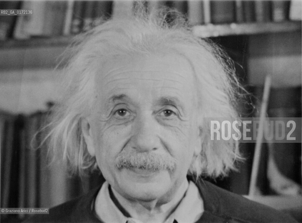 A SEQUENCE FROM THE DOCUMENTARY FILM ATOMIC PHISICS : THE SCIENTIST ALBERT EINSTEIN - 1948 - IX INTERNATIONAL FILM FESTIVAL IN VENICE - © ARCHIVIO Graziano Arici/Rosebud2  / SCENA DAL FILM / CINEMA / MOSTRA DEL CINEMA / SCIENZIATO / PREMIO NOBEL / SCIENZA