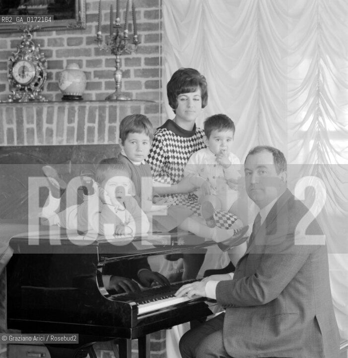 THE OPERA SINGER GASTONE LIMARILLI AT HOME WITH HIS FAMILY - ASOLO - 1961 © ARCHIVIO Graziano Arici/Rosebud2  / MUSICA/ CANTANTE LIRICO