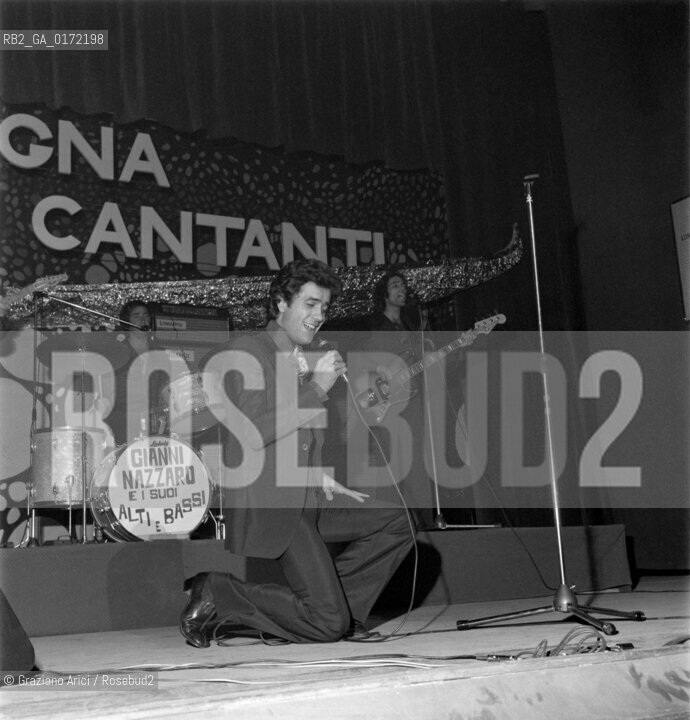 THE 2ND YOUNG SINGERS FESTIVAL IN MESTRE (VENICE) : THE SINGER GIANNI NAZZARO - 1972 - © ARCHIVIO Graziano Arici/Rosebud2  / MUSICA POP / CANTANTE