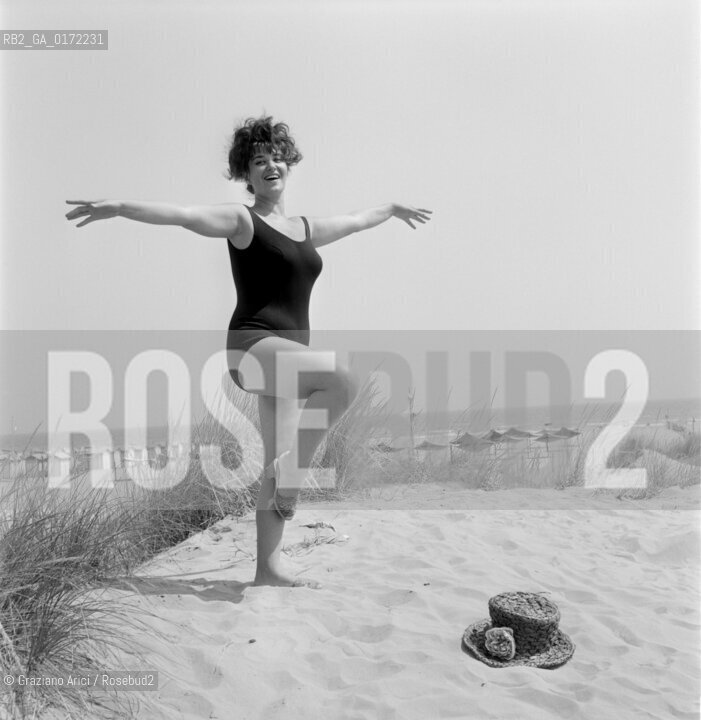 THE OPERA SINGER ROMANA RIGHETTI AT VENICE LIDO BEACH - 1965 - © ARCHIVIO Graziano Arici/Rosebud2  / MUSICA / CANTANTE LIRICO / SPIAGGIA