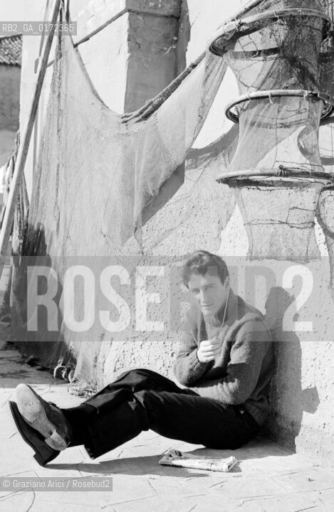 THE  SINGER AND COMPONIST PINO DONAGGIO - BURANO - 1960 © ARCHIVIO Graziano Arici/Rosebud2  / MUSICA LEGGERA / POP ROCK / COMPOSITORE
