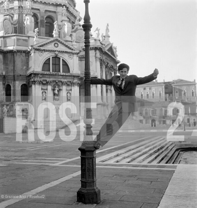 THE  SINGER AND COMPONIST PINO DONAGGIO - VENICE - 1960 © ARCHIVIO Graziano Arici/Rosebud2  / MUSICA LEGGERA / POP ROCK / COMPOSITORE