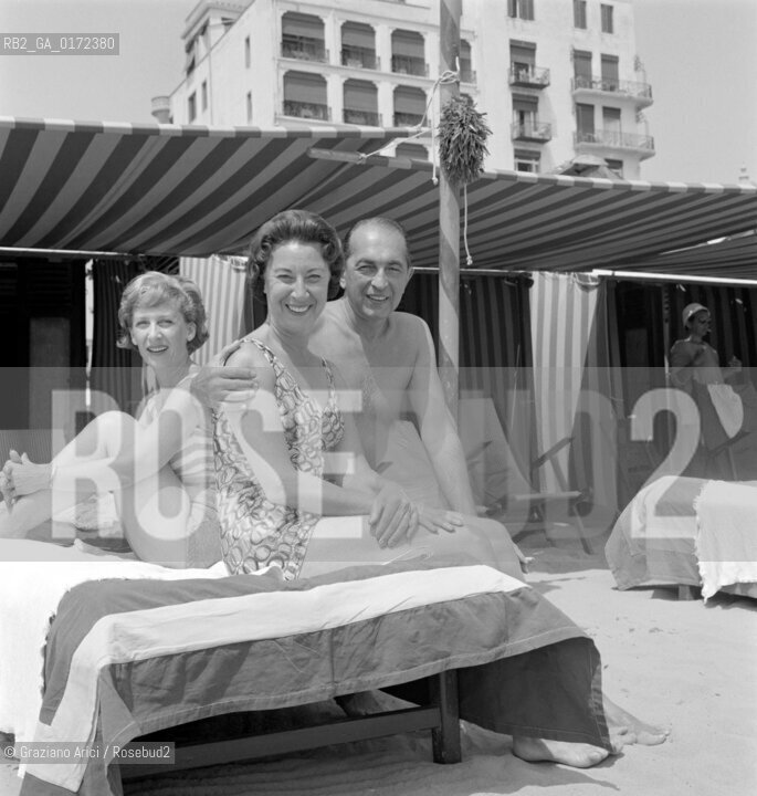 THE CONDUCTOR PERCY FAITH ON THE VENICE LIDO BEACH - 195? © ARCHIVIO Graziano Arici/Rosebud2  / MUSICA / DIRETTORE DI ORCHESTRA / SPIAGGIA