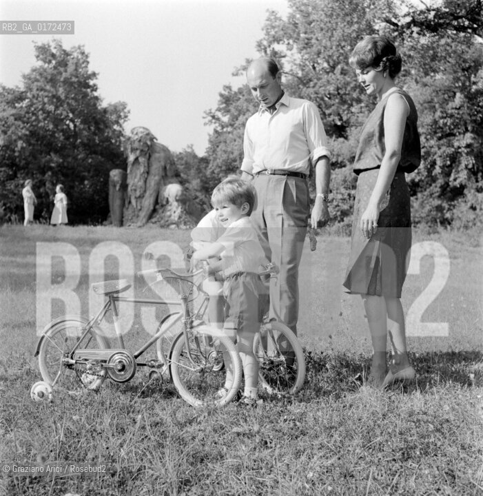 THE PRINCESS MARIA PIA DI SAVOIA WITH SONS DIMITRI MICHELE AND SERGIO AT HOME IN THE VILLA IN PRATOLINO - 1961 - © ARCHIVIO Graziano Arici/Rosebud2  / NOBILI / PRINCIPESSA