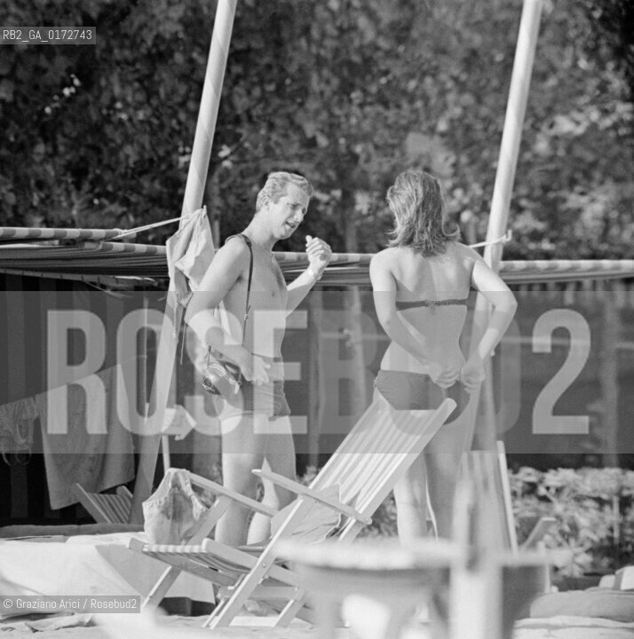 THE FASHION MODEL MALISE MANZIES WITH THE PRINCE ALBERTO OF BELGIUM AT VENICE LIDO BEACH - 1962 - © ARCHIVIO Graziano Arici/Rosebud2  /VARIE / MODA / NOBILTA / PRINCIPE / SPIAGGIA
