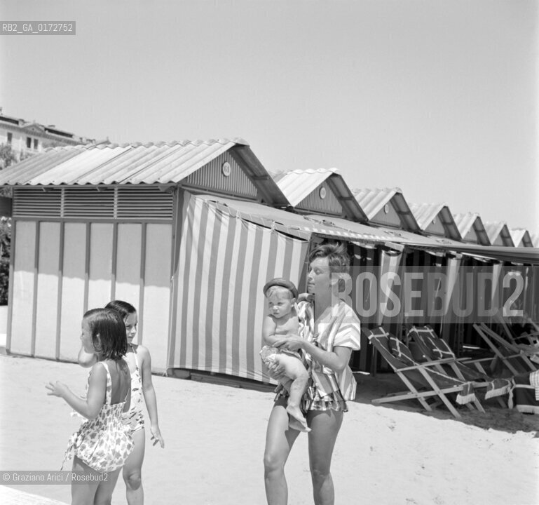 THE COUNTESS TAMARA MARZOTTO WITH HER DAUGHTERS CHRISTIANA AND MARGHERITA AND HER NEPHEW FRANCESCA ZANUSSO AT VENICE LIDO BEACH - 1961 © ARCHIVIO Graziano Arici/Rosebud2  / NOBILTA / CONTESSA / SPIAGGIA
