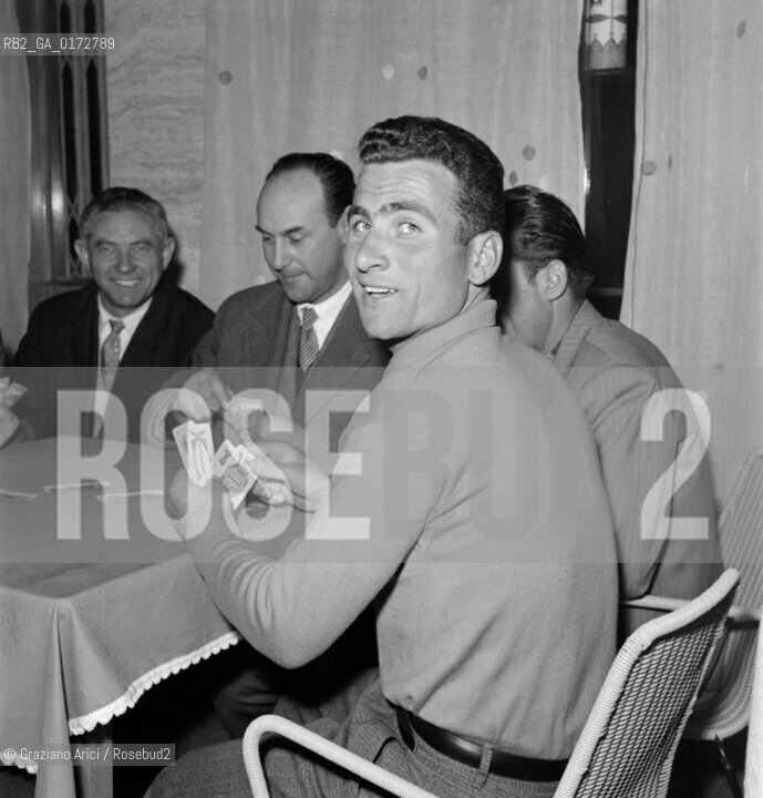 THE CYCLIST ARTURO SABBADIN IN MIRANO - 196? - © ARCHIVIO Graziano Arici/Rosebud2  / SPORT / CICLISTA  / GIOCO CARTE