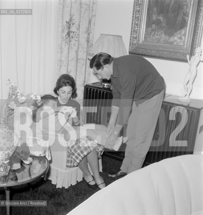 THE CHAMPION CYCLIST FAUSTO COPPI AT HOME WITH HIS PARTNER GIULIA OCCHINI AND THEIR SON ANGELO FAUSTO - NOVI LIGURE - 1960 © ARCHIVIO Graziano Arici/Rosebud2  / SPORT / BICICLETTA / CICLISMO / FIGLIO