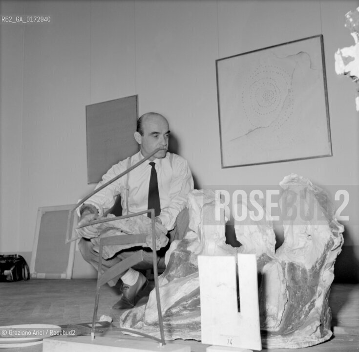 THE PAINTER AND SCULPTOR LUCIO FONTANA - VENICE - 1954 © ARCHIVIO Graziano Arici/Rosebud2  / ARTE / PITTORE / SCULTORE