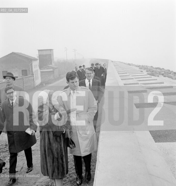 THE COUNTESS MARIA TERESA FOSCARI  WITH THE US SENATOR TED KENNEDY AT THE PELLESTRINA MURAZZI AFTER THE GREAT HIGH TIDE (VENICE) - 1966 © ARCHIVIO Graziano Arici/Rosebud2  / ALTA MAREA / ACQUA ALTA