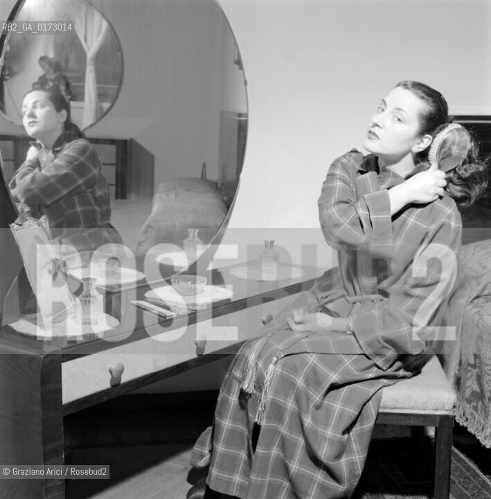 THE OPERA SINGER CLARA PETRELLA IN HER HOME IN MILAN - 1955 © ARCHIVIO Graziano Arici/Rosebud2  / MUSICA/ CANTANTE LIRICO