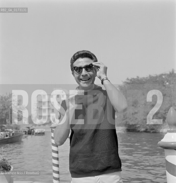 THE SINGER GILBERT BECAUD AT VENICE LIDO  - 1962 © ARCHIVIO Graziano Arici/Rosebud2  / MUSICA / POP ROCK JAZZ / CANTANTE / OCCHIALI.