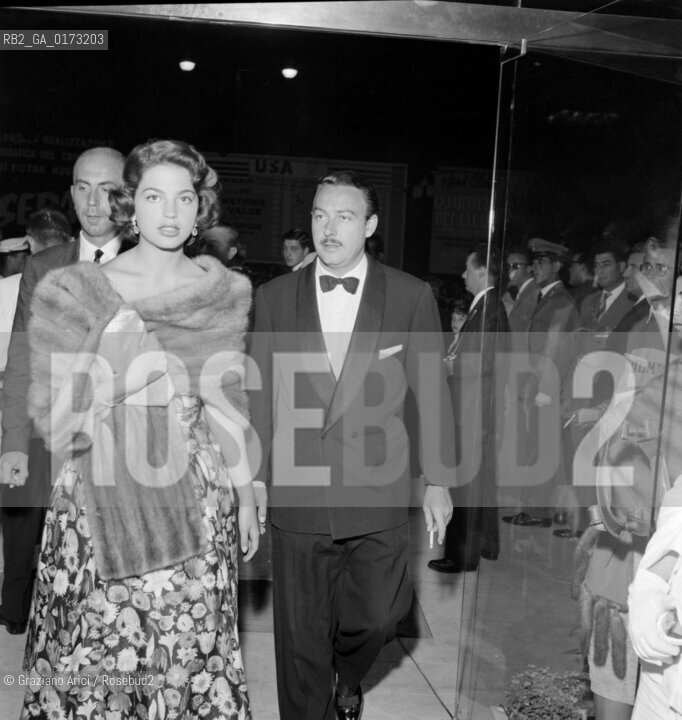THE PRINCESS IRA FURSTENBERG WITH HER HUSBAND THE PRINCE ALFONSO HOHENLOHE AT THE INTERNATIONAL FILM FESTIVAL IN VENICE LIDO - 1957 © ARCHIVIO Graziano Arici/Rosebud2  / NOBILE / MATRIMONIO / PRINCIPI / MOSTRA DEL CINEMA