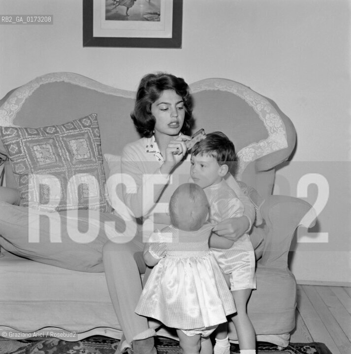 THE PRINCESS IRA FURSTENBERG WITH HER SONS CRISTOPHE AND HUBERTUS - CORTINA - 1960 © ARCHIVIO Graziano Arici/Rosebud2  / NOBILE / PRINCIPI