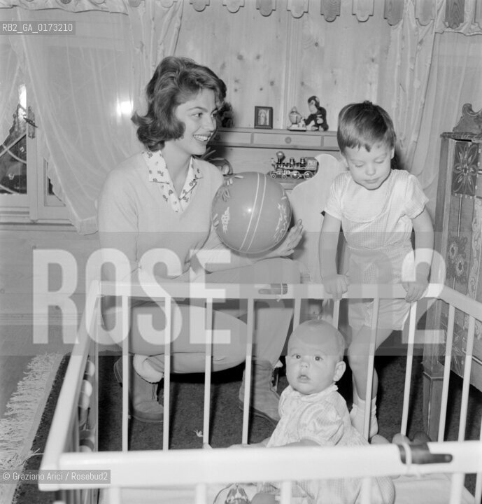 THE PRINCESS IRA FURSTENBERG WITH HER SONS CRISTOPHE AND HUBERTUS - CORTINA - 1960 © ARCHIVIO Graziano Arici/Rosebud2  / NOBILE / PRINCIPI